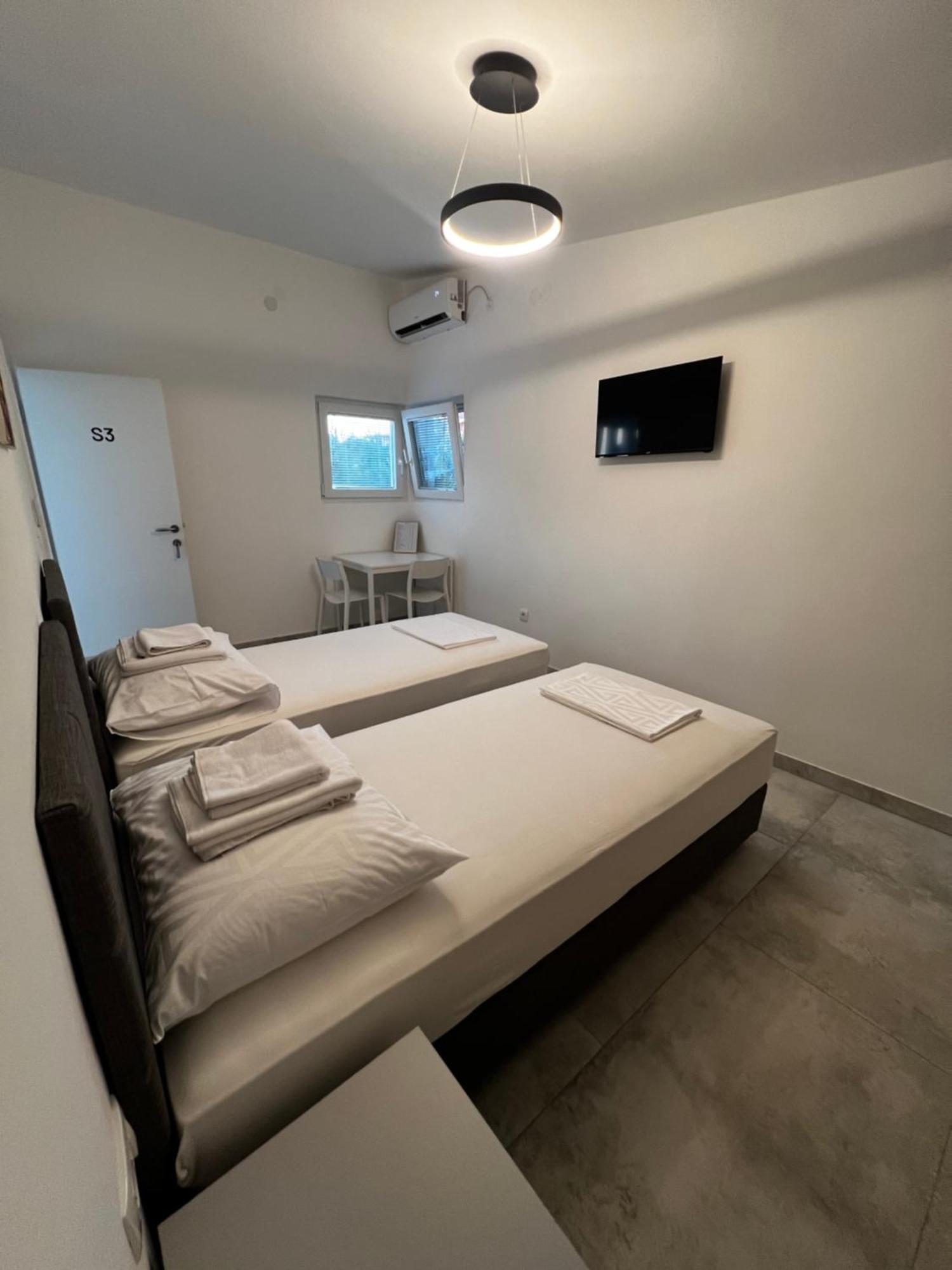 Apartmani Lovren ノヴァリャ エクステリア 写真