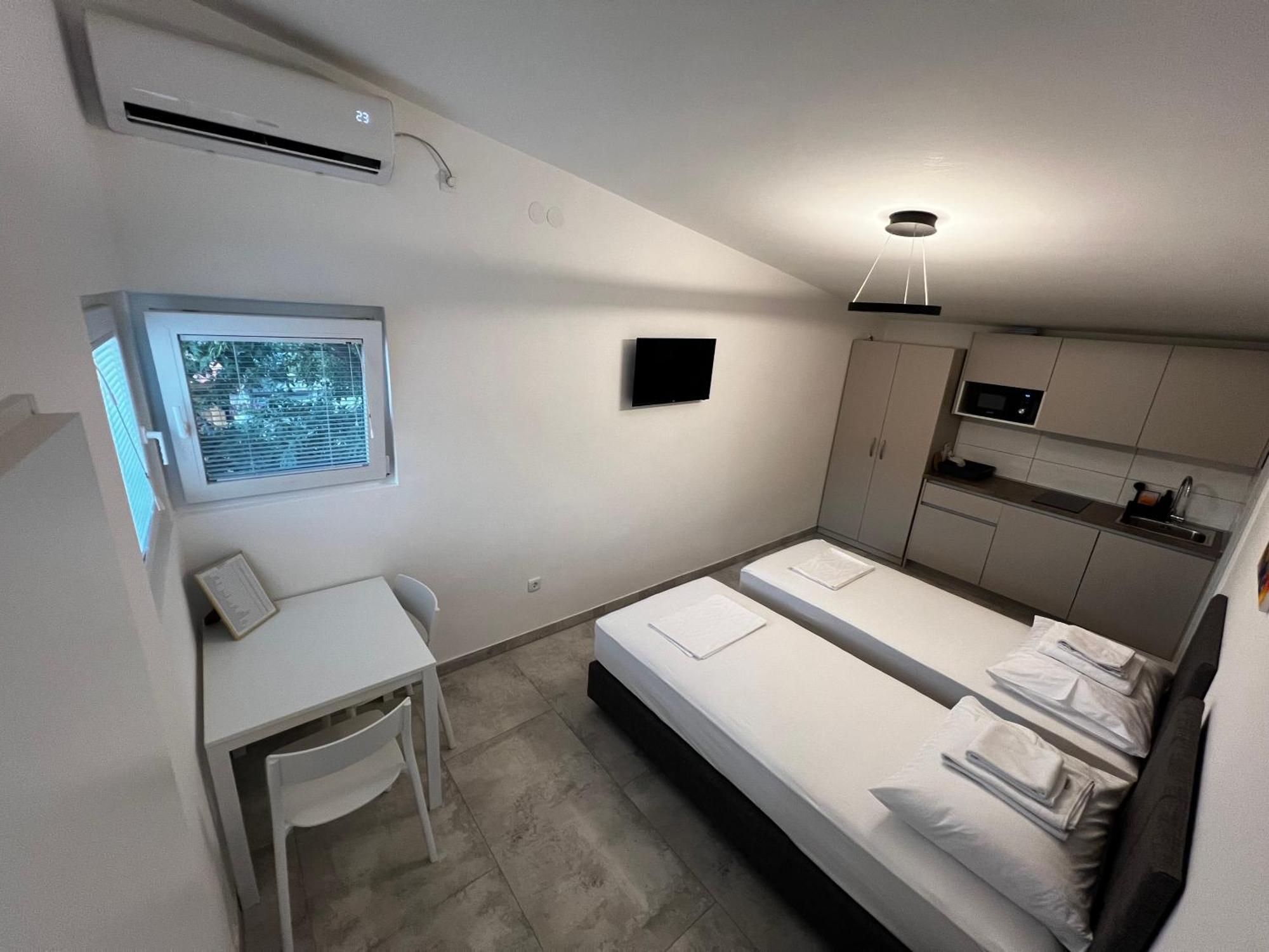 Apartmani Lovren ノヴァリャ エクステリア 写真